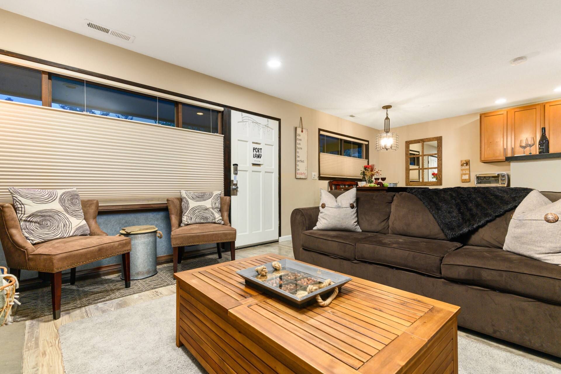 Perfect Portland Location, Tiki Backyard Layout /w Fire-pit, Open Floor Plan, 6 Miles to Portland