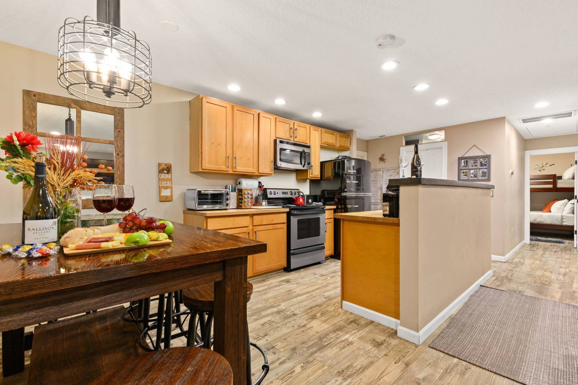 Perfect Portland Location, Tiki Backyard Layout /w Fire-pit, Open Floor Plan, 6 Miles to Portland