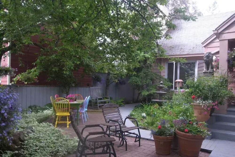 AIRPORT HEIGHTS HIDEAWAY King Bed-Walking distance to Alaska Regional Hospital