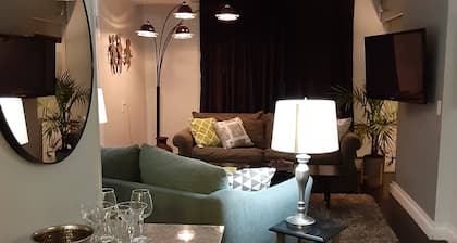 AIRPORT HEIGHTS HIDEAWAY King Bed-Walking distance to Alaska Regional Hospital