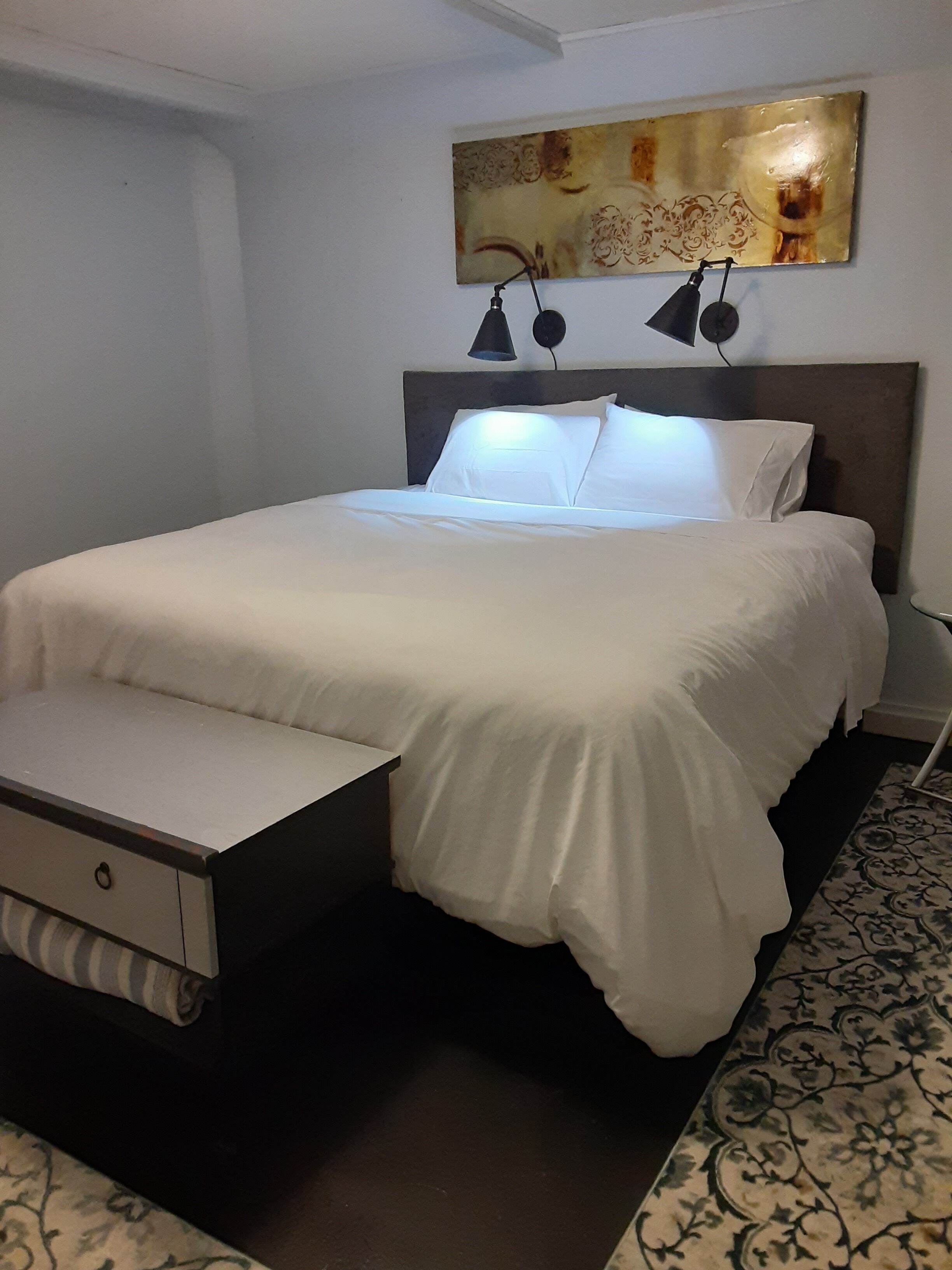 AIRPORT HEIGHTS HIDEAWAY King Bed-Walking distance to Alaska Regional Hospital