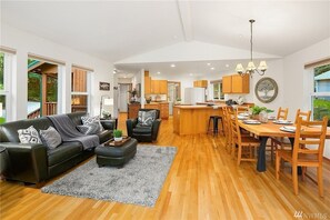 Interior - Rivers Edge Retreat - Near Snoqualmie Pass Ski Area (Issaquah)