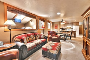 TV, fireplace - Top Floor Prospector Condo - 3BD/3BA - Sleep up to 10 (Park City)