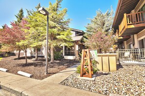 A building with a covered outdoor area, a street lamp, and a signboard. - Top Floor Prospector Condo - 3BD/3BA - Sleep up to 10 (Park City)
