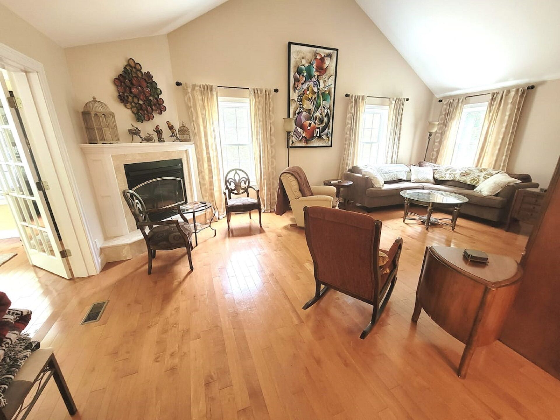 Exceptional mid-Cape oasis with many amenities!