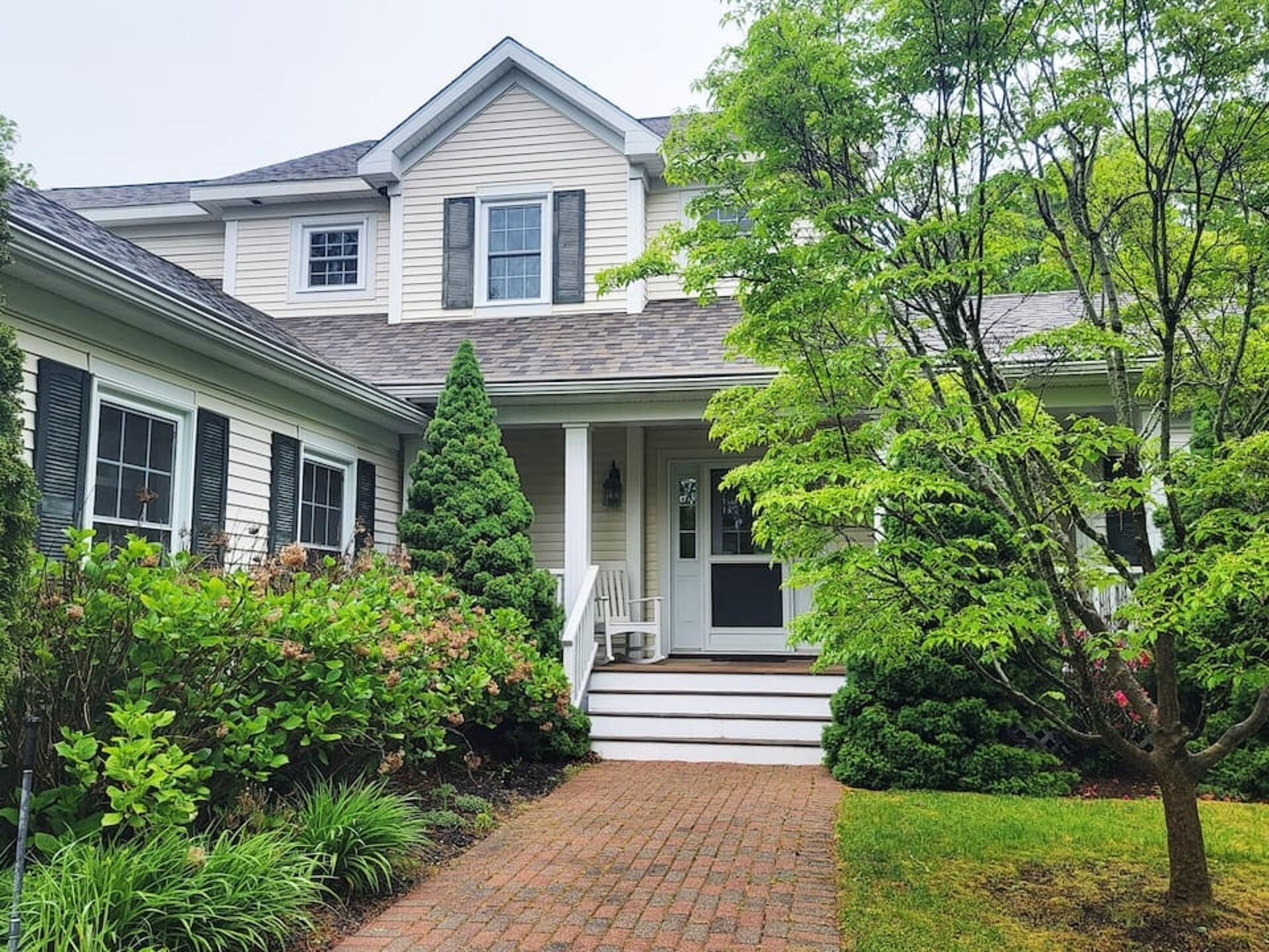 Exceptional mid-Cape oasis with many amenities!