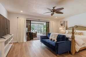 3 bedrooms, WiFi - Kings Lake: 3 BR home w/3 en suite baths, heated pool & expansive covered lanai w/outdoor TV (Naples)