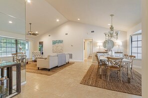 TV - Kings Lake: 3 BR home w/3 en suite baths, heated pool & expansive covered lanai w/outdoor TV (Naples)