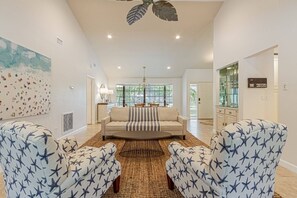 TV - Kings Lake: 3 BR home w/3 en suite baths, heated pool & expansive covered lanai w/outdoor TV (Naples)