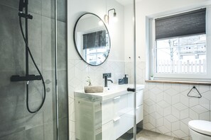 Dusche, Haartrockner, Handtücher, Seife