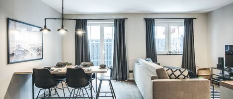 Smart-TV, Tischfußball, Bücher