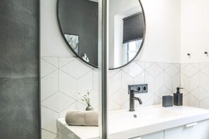 Douche, sĂšche-cheveux, serviettes fournies, savon