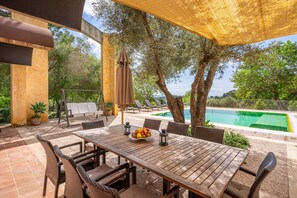 Outdoor dining - Pet-Friendly Villa Viterbo with Sea View, Pool & Wi-Fi (Son Servera)