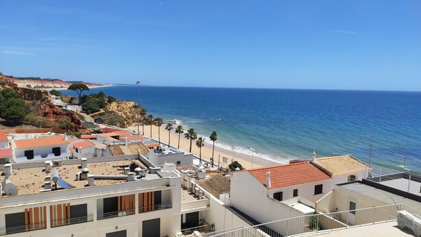 A coastal town with buildings, a beach, and the sea. - Apartamento Água Brisa with Pool, Wi-Fi, A/C, Balcony & Garden (Albufeira)