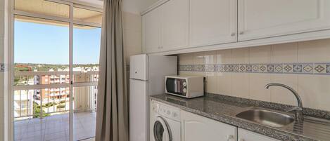 Frigorífico, microondas, horno y placa de cocina