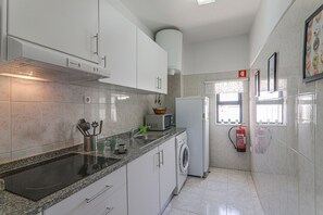 Réfrigérateur, micro-ondes, plaque de cuisson, grille-pain