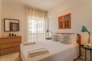 2 habitaciones, tabla de planchar con plancha y ropa de cama 