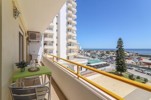 Property grounds - Apt. Estrela 304 – beachfront, sea view, pool, A/C, and Wi-Fi (Armação de Pêra)