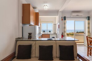 Interior - Apt. Estrela 304 – beachfront, sea view, pool, A/C, and Wi-Fi (Armação de Pêra)