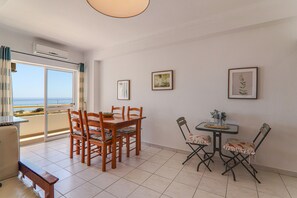 Dining - Apt. Estrela 304 – beachfront, sea view, pool, A/C, and Wi-Fi (Armação de Pêra)