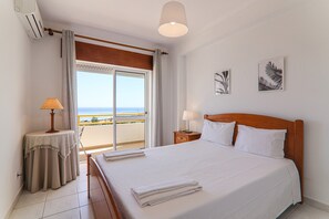 2 bedrooms, iron/ironing board, free WiFi, bed sheets - Apt. Estrela 304 – beachfront, sea view, pool, A/C, and Wi-Fi (Armação de Pêra)