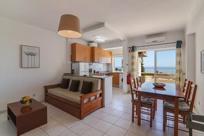 Interior - Apt. Estrela 304 – beachfront, sea view, pool, A/C, and Wi-Fi (Armação de Pêra)