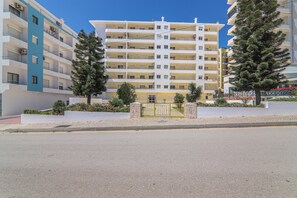 Exterior - Apt. Estrela 304 – beachfront, sea view, pool, A/C, and Wi-Fi (Armação de Pêra)