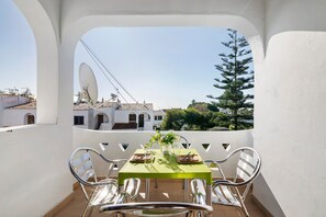 Outdoor dining - Apartment Moradia das Gaivotas 6 with Pool, Garden & Balcony (Alporchinhos)