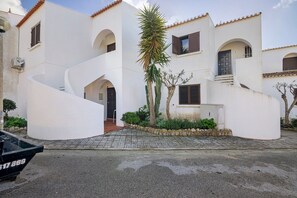 Exterior - Apartment Moradia das Gaivotas 6 with Pool, Garden & Balcony (Alporchinhos)