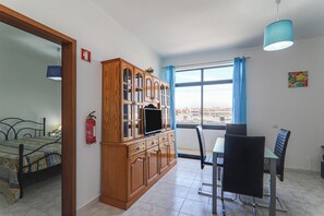 1 camera, ferro/asse da stiro, lenzuola