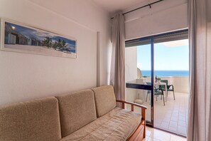TV - Apt. Torre Sol 4th 6 – Beachfront, A/C, Pool (Armação de Pêra)