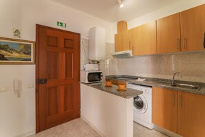 Fridge, microwave, oven, stovetop - Apt. Torre Sol 107 – Beachfront, A/C, Pool, Stunning Sea Views (Armação de Pêra)