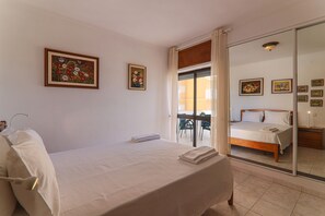 1 soveværelse, strygejern/strygebræt, sengetøj