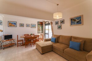 TV - Apt. Torre Sol 107 – Beachfront, A/C, Pool, Stunning Sea Views (Armação de Pêra)