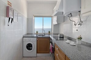 Fridge, microwave, oven, stovetop - Apt. Estrela 606, beachfront, sea view, Wi-Fi, AC, pool (Armação de Pêra)