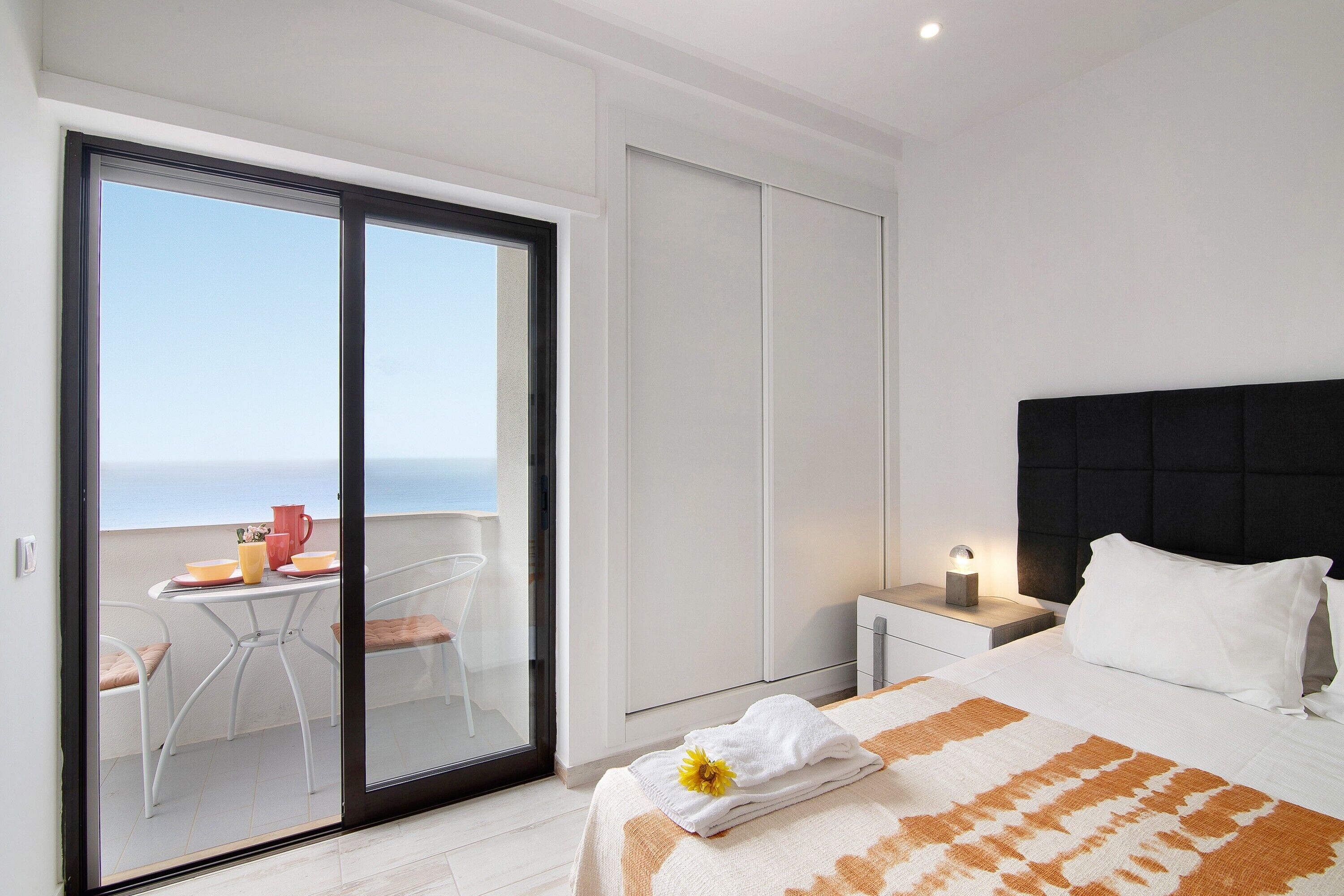 1 habitación, tabla de planchar con plancha y ropa de cama 
