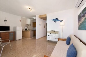 TV - Apt. Torre Sol 10th nº4 – beachfront, sea view, pool (Armação de Pêra)