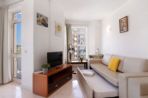 TV - Apt. Camões 4th Floor E – Beachfront, Sea View, A/C, Wi-Fi & Pool (Armação de Pêra)