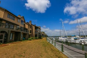 Marina - Dog Friendly. Enjoy Sunset at the Bohicket Marina!  Community Pool.  Walk to Restaurants & Shops. (Seabrook Island)