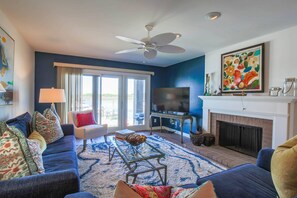 TV - Dog Friendly. Enjoy Sunset at the Bohicket Marina!  Community Pool.  Walk to Restaurants & Shops. (Seabrook Island)