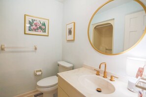 Douche, séchoir à cheveux, savon, shampooing