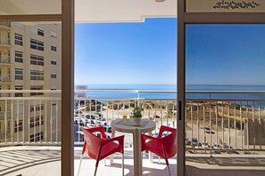 Outdoor dining - Apartment Nau Bérrio 5ºD - Vista Mar with A/C, Wi-Fi, Garden & Balcony (Armação de Pêra)