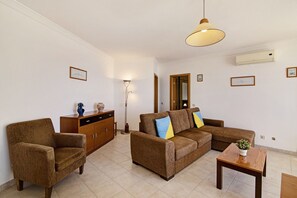 TV - Apartment Nau Bérrio 5ºD - Vista Mar with A/C, Wi-Fi, Garden & Balcony (Armação de Pêra)