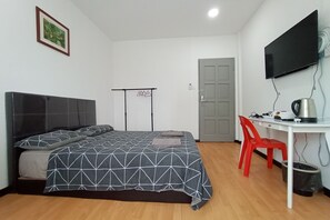 雙人房, 共用浴室 | 書桌、免費 Wi-Fi、床單