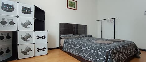 Double Room, Shared Bathroom | Desk, free WiFi, bed sheets