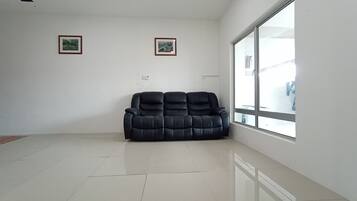 Kamar Double, kamar mandi umum | Area keluarga | Televisi layar datar 24-inci dengan saluran TV kabel dan TV