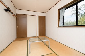 ห้องทราดิชันนัลทริปเปิล, สูบบุหรี่ได้ (Japanese Style, 3 Guests) | Wi-Fi ฟรี, ผ้าปูที่นอน