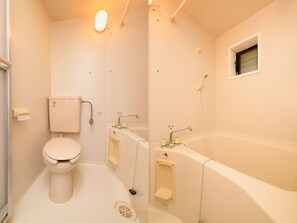 Traditional Room, Smoking (Japanese Style, 2 Guests) | Bilik Mandi | Kelengkapan dandanan diri percuma, pengering rambut, tuala disediakan 