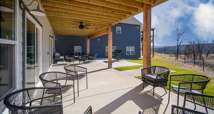 Perfect for Reunions, Retreats & More! Show Ticket & Golf Deals!