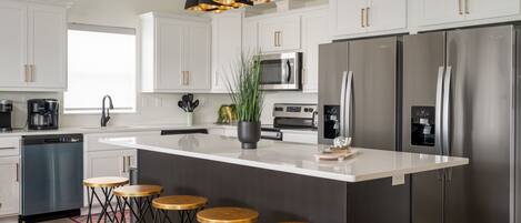 Refrigerador, microondas, horno, placa de cocina